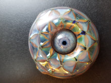 Laden Sie das Bild in den Galerie-Viewer, Kraken X Rek Glass Collab (Shark Tooth Tech) Rolling Eye Anhänger