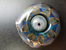 Laden Sie das Bild in den Galerie-Viewer, Kraken X Rek Glass Collab (Shark Tooth Tech) Rolling Eye Anhänger