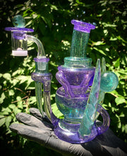 Laden Sie das Bild in den Galerie-Viewer, Rosco Glass Purple Lollipop und Emerald Dichro over Sapphire Upside-down-Recycler-Set