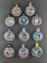 Laden Sie das Bild in den Galerie-Viewer, Erin Cartee Optische Spielanhänger aus Glas 1-11