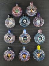 Laden Sie das Bild in den Galerie-Viewer, Erin Cartee Optische Spielanhänger aus Glas 1-11