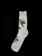 Cargar imagen en el visor de la galería, Everbright Regular Length Pot Leaf Socks 1-5