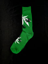 Cargar imagen en el visor de la galería, Everbright Regular Length Pot Leaf Socks 1-5