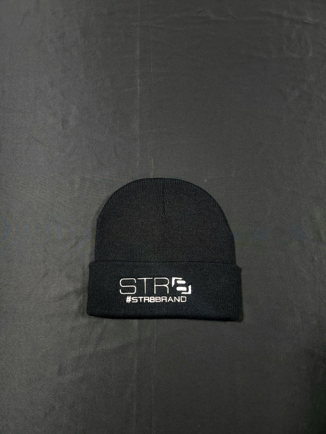 Schwarze Beanie-Mütze der Marke Str8
