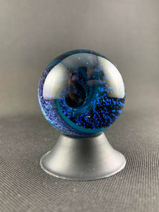 Amorphes Kunstglas, blauer Dichro-Vortex-Marmor