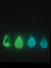 Laden Sie das Bild in den Galerie-Viewer, Michigan Glass Project UV Glow In The Dark Anhänger 1-3