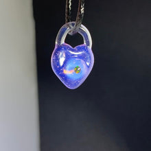 Laden Sie das Bild in den Galerie-Viewer, Ishtar Micro Love Medaillon-Anhänger mit Opalen