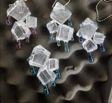 Laden Sie das Bild in den Galerie-Viewer, Chaka Glas-Eiswürfel-Cluster-Anhänger