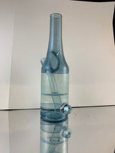 Laden Sie das Bild in den Galerie-Viewer, Das Glass Mechanic Blue Stardust 2 Tone Sake Bottle Rig